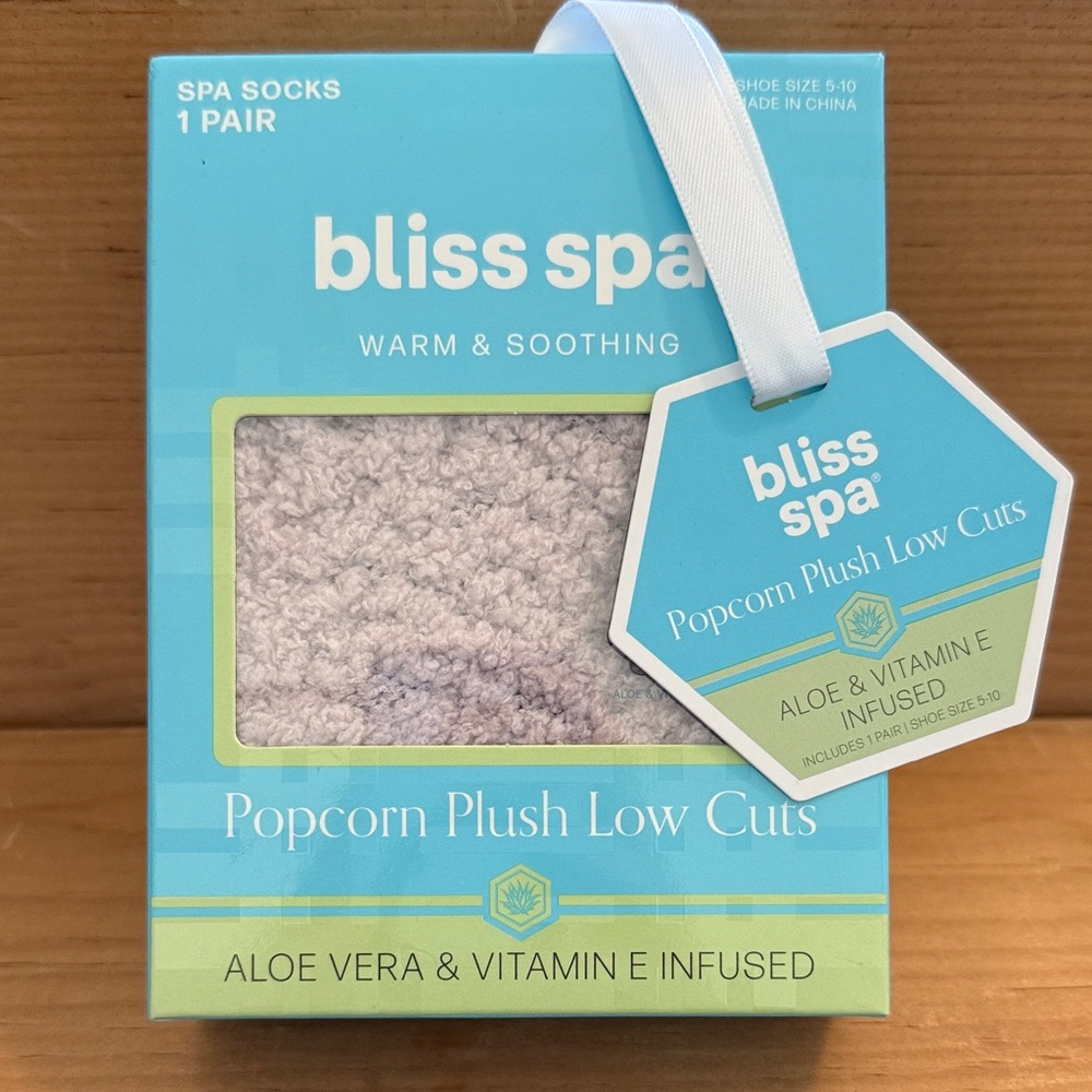 NWT bliss spa Warm & Soothing Popcorn Plush Low Cuts Spa Socks, one size